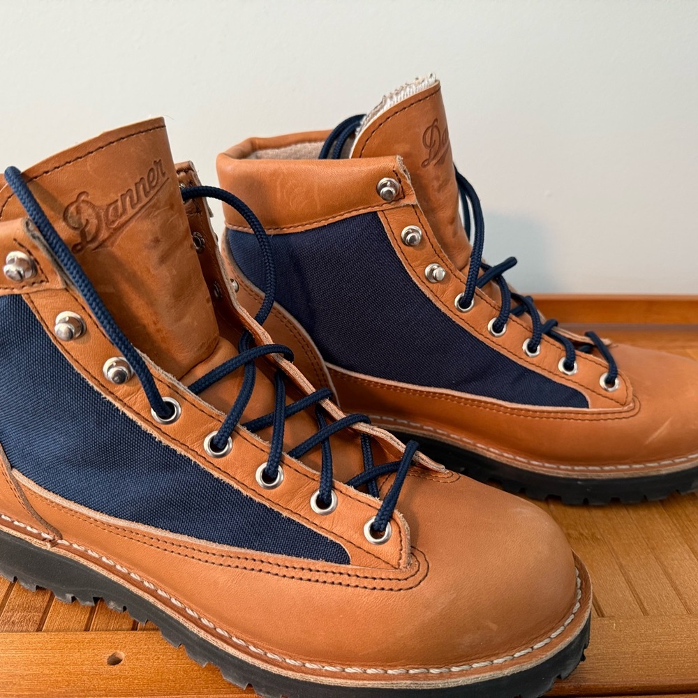 Danner women’s 9.5 size hiking boots with Lace-Up Design